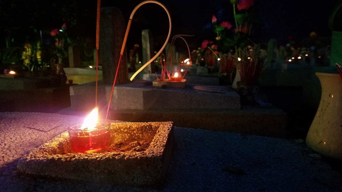 Càng về gần đến thời điểm diễn ra chương trình, những ngọn nến trên mộ các liệt sĩ càng lung linh - Ảnh: Quốc Nam