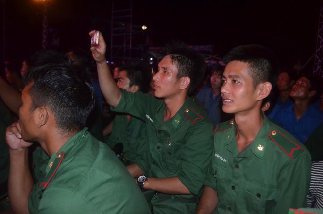 Các chiến sĩ thuộc Bộ chỉ huy Bộ đội biên phòng tỉnh Quảng Trị hào hứng xem tiết mục Ngọn lửa tuổi hai mươi do ca sĩ Đông Nhi biểu diễn. Ảnh: TẤN LỰC