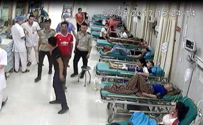 Một đối tượng gây rối, chửi bới bác sĩ tại Bệnh viện Đa khoa Hùng Vương (Phú Thọ) được camera an ninh ghi lại