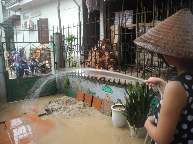 Nước bùn tràn vào phá hỏng một phần sân trường mầm non trong ngõ 19 phường Hồng Hải