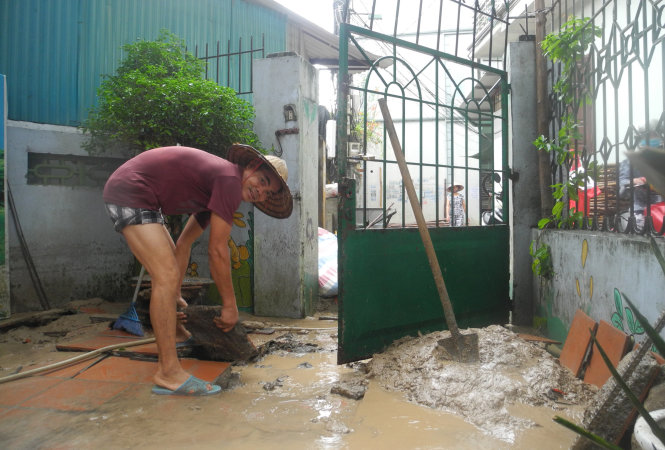 Nước bùn tràn vào phá hỏng một phần sân trường mầm non trong ngõ 19 phường Hồng Hải