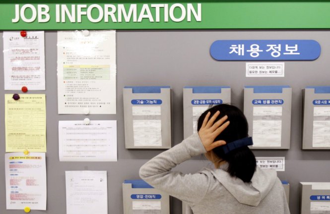 Một bảng đăng thông tin tuyển dụng ở Seoul - Ảnh: Reuters