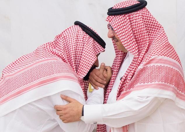 Hoàng tử Mohammed bin Salman hôn tay anh họ Mohammed Bin Nayef sáng ngày 21-6 - Ảnh: WSJ