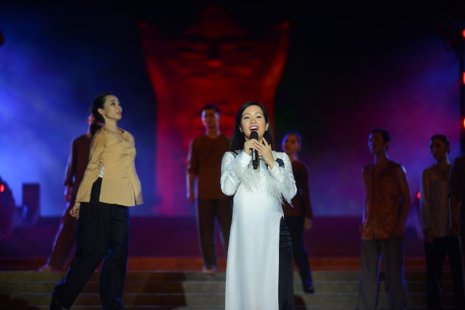 Ca sĩ Hồng Nhung trình diễn ca khúc Huyền thoại mẹ - Ảnh: QUANG ĐỊNH
