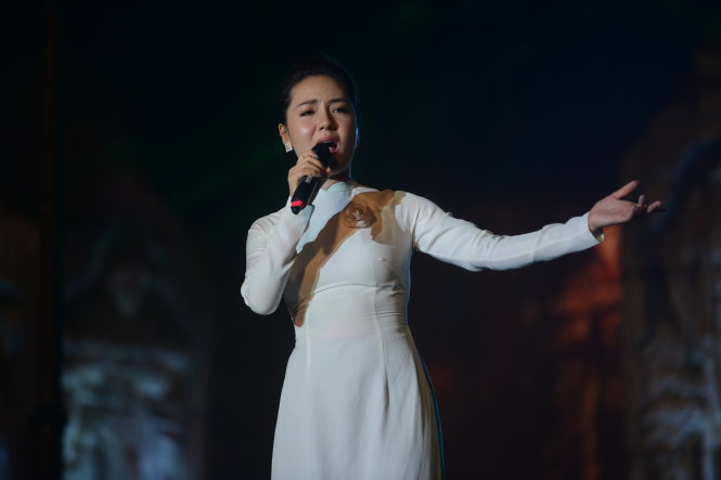Ca sĩ Phương Linh trình diễn ca khúc Hát về anh - Ảnh: QUANG ĐỊNH