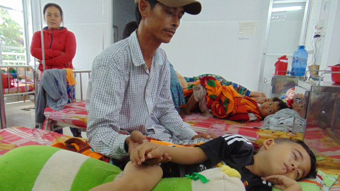 Cháu Nguyễn Lê Khánh Duy hiện đã qua cơn nguy kịch nhờ sự tích cực cấp cứu của Y, Bác sĩ - Ảnh: TRẦN NGUYÊN