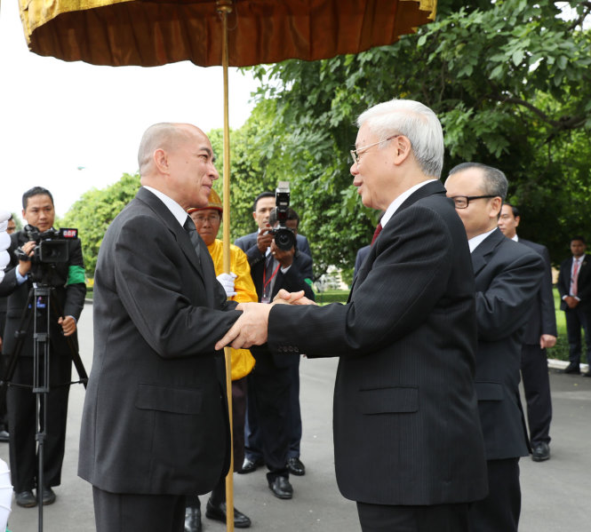 Quốc vương Campuchia Norodom Sihamoni đón Tổng Bí thư Nguyễn Phú Trọng tại Hoàng cung ở Thủ đô Phnom Penh ngày 20-7 - Ảnh: TTXVN