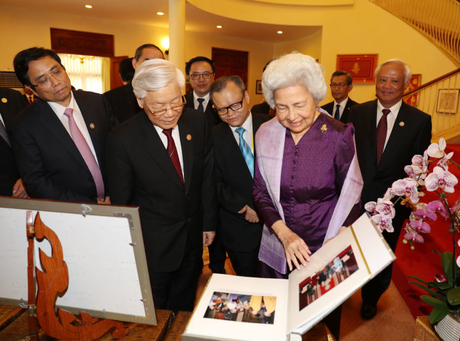 Tổng Bí thư Nguyễn Phú Trọng (trái) và Hoàng Thái hậu Norodom Monineath Sihanouk giới thiệu và trao tặng phẩm - Ảnh: TTXVN