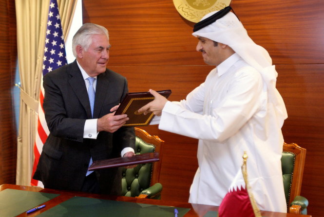 Ngoại trưởng Mohammed Ben Abdulrahman Al-Thani của Qatar và Ngoại trưởng Mỹ Rex Tillerson, trao đổi văn bản Doha