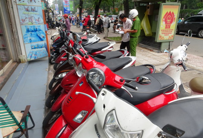 Bãi giữ xe trên đường Nguyễn Thị Minh Khai bị xử phạt do lấn chiếm vỉa hè làm chỗ để xe - Ảnh: LÊ PHAN