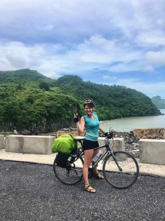 Rita Rasimaite và chiếc xe đạp của cô tại Hải Phòng - Ảnh: Facebook của nhân vật
