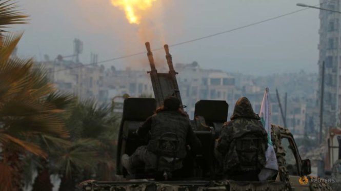 Các tay súng thuộc Quân đội Tự do Syria bắn vũ khí chống máy bay vào khu vực phe nổi dậy kiểm soát tại Aleppo tháng 12-2016 - Ảnh: Reuters