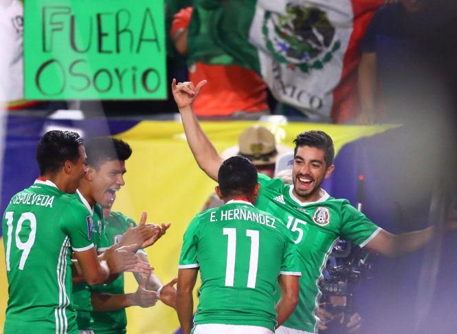 Rodolfo Pizarro (15) ăn mừng bàn thắng vào lưới Honduras. Ảnh: REUTERS