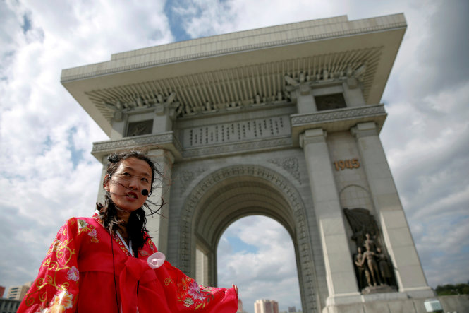 Một hướng dẫn viên Triều Tiên tại thủ đô Bình Nhưỡng - Ảnh: Reuters