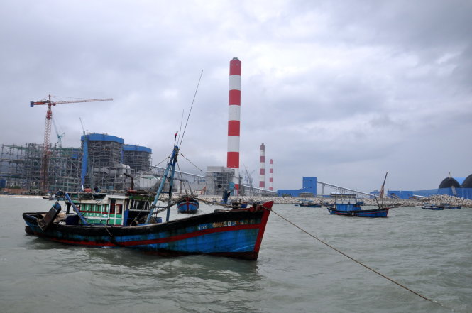 Các nhà máy nhiệt điện bên bờ biển Vĩnh Tân - Ảnh: ĐỨC TRONG