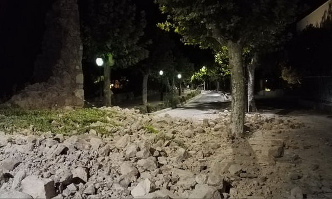 Động đất cũng gây thiệt hại ở Bodrum, Thổ Nhĩ Kỳ - Ảnh: AP