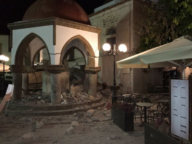 Động đất gây thiệt hại ở Bodrum, Thổ Nhĩ Kỳ - Ảnh: AP
