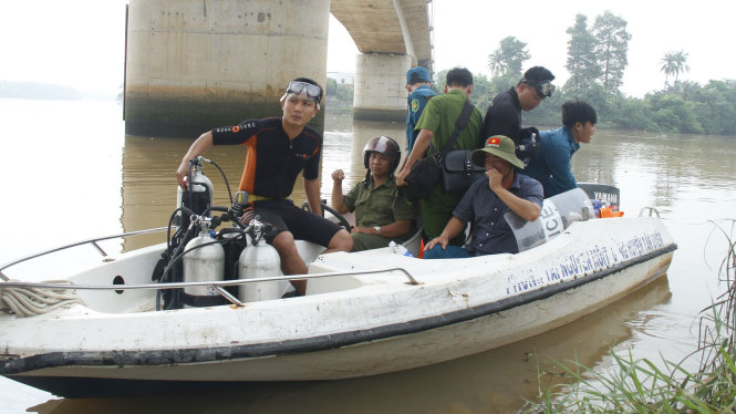 Người nhái tìm kiếm nạn nhân mất tích trên sông Đồng Nai - Ảnh: XUÂN AN