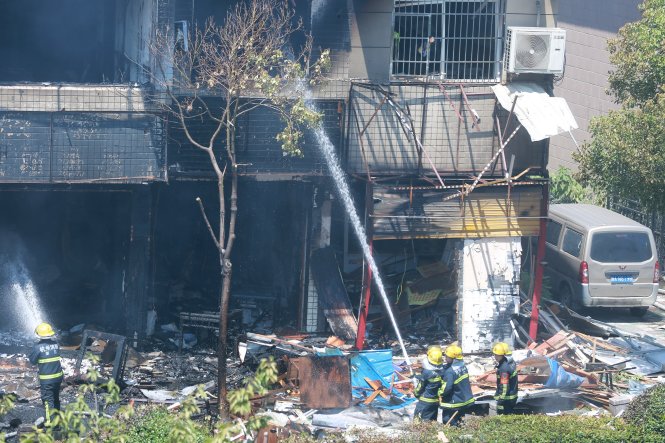 Lực lượng chữa cháy nỗ lực dập lửa sau vụ nổ - Ảnh: REUTERS