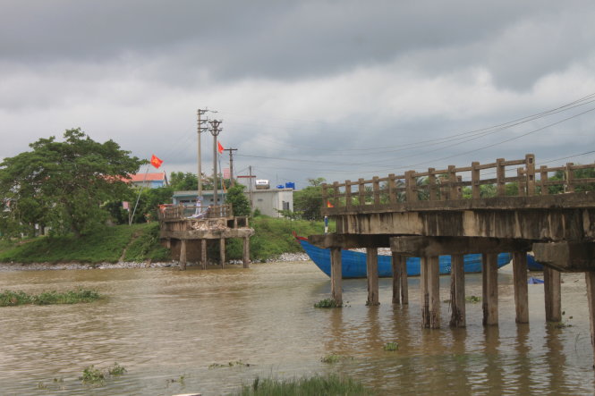 Cầu Sông Hoàng ở xã Quảng Trung, huyện Quảng Xương (Thanh Hóa) bị sập sáng 21-7, gây khó khăn cho việc đi lại của người dân - Ảnh: Hà Đồng