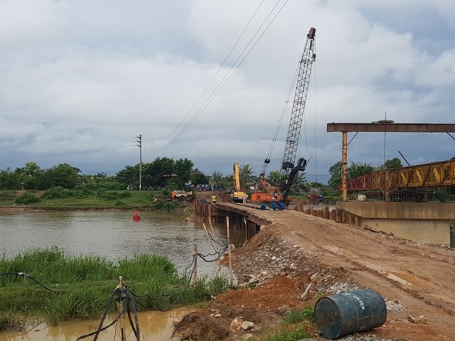 Chiếc cầu tạm để người dân thôn Dũng, xã Quảng Trung, huyện Quảng Xương (Thanh Hóa) đi lại, sau khi cầu Sông Hoàng bị sập - Ảnh: Hà Đồng
