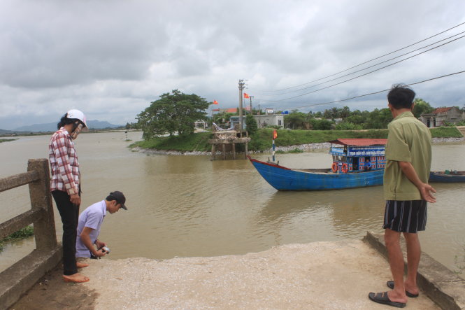 Cầu Sông Hoàng ở xã Quảng Trung, huyện Quảng Xương (Thanh Hóa) bị sập sáng 21-7, gây khó khăn cho việc đi lại của người dân - Ảnh: Hà Đồng