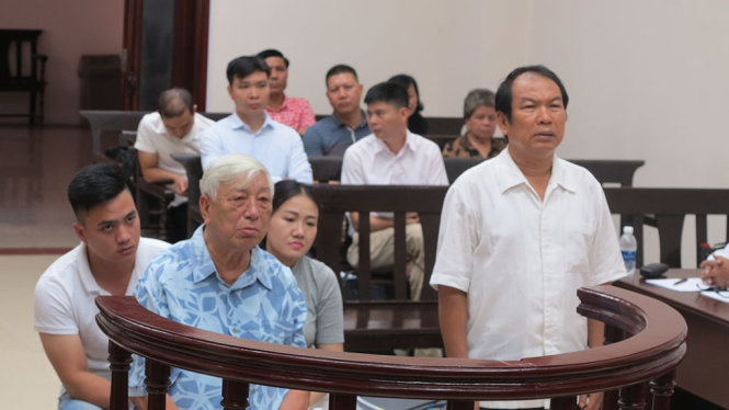 Bị cáo Thái Lương Trí (trái) tại phiên tòa phúc thẩm - Ảnh: T. T.