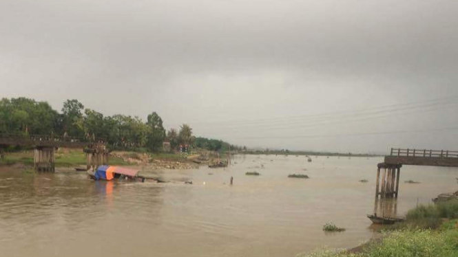 Hiện trường vụ sập cầu Sông Hoàng ở xã Quảng Trung, huyện Quảng Xương (Thanh Hóa) sáng 21-7 - Ảnh: HÀ ĐỒNG