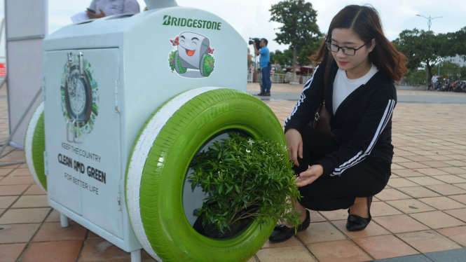 Thùng rác có thể lọc nước thải để trồng cây xanh - Ảnh: TẤN LỰC
