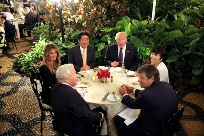 Thủ tướng Nhật Bản Shinzo Abe và vợ ông, bà Akie Abe, dự bữa tối cùng tổng thống Mỹ Donald Trump và đệ nhất phu nhân nước Mỹ Melania Trump tại khu Mar-a-Lago ở Palm Beach, bang Florida, Mỹ hồi tháng 2 năm nay - Ảnh: Reuters