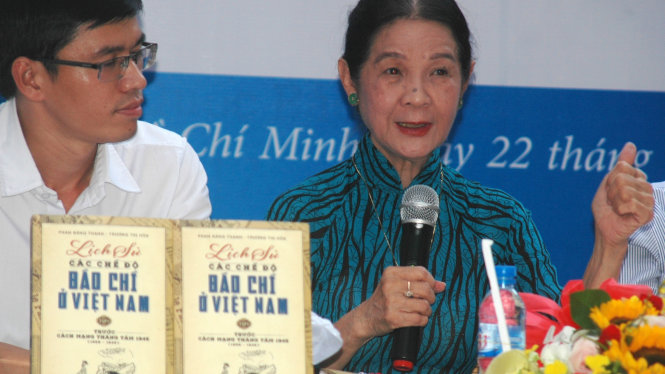 Luật sư Trương Thị Hòa bày tỏ cảm xúc của mình khi đọc lại những trang báo xưa  - Ảnh Mai Thụy