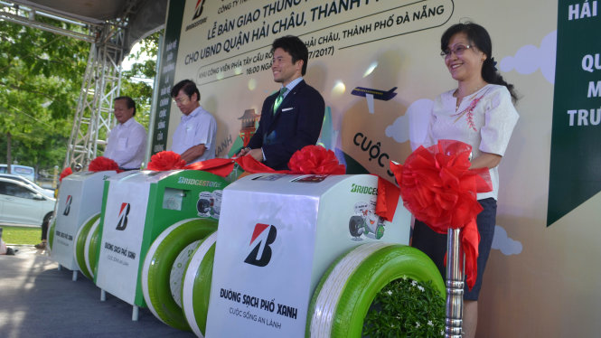 Lễ bàn giao 50 thùng rác thông minh cho UBND quận Hải Châu - Ảnh: TẤN LỰC