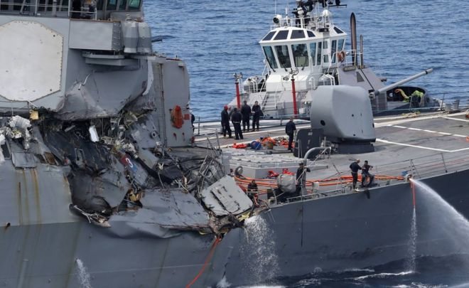 Tàu khu trục USS Fitzgerald hư hại nặng sau vụ va chạm ngày 17-6 - Ảnh: AFP