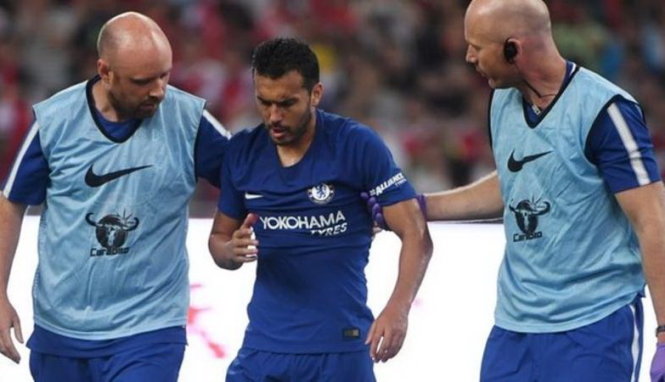 Pedro (giữa) nhập viện sau pha va chạm với thủ môn Ospina. Ảnh: GETTY IMAGES