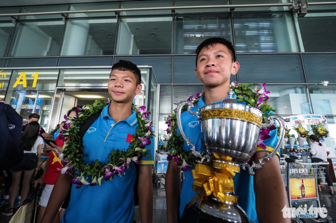 Các cầu thủ U15 Việt Nam cầm cúp vô địch về nước. Ảnh: NGUYỄN KHÁNH