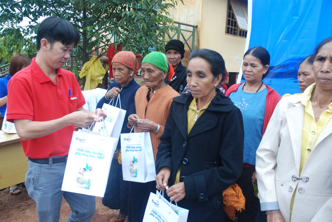Đại diện báo Tuổi Trẻ tại Đắk Lắk trao quà cho bà con buôn A Riêng B - Ảnh: B.D