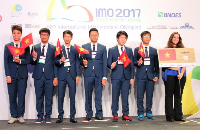 Sáu thí sinh Việt Nam dự thi IMO 2017 tại Brazil - Ảnh: Đoàn Việt Nam cung cấp