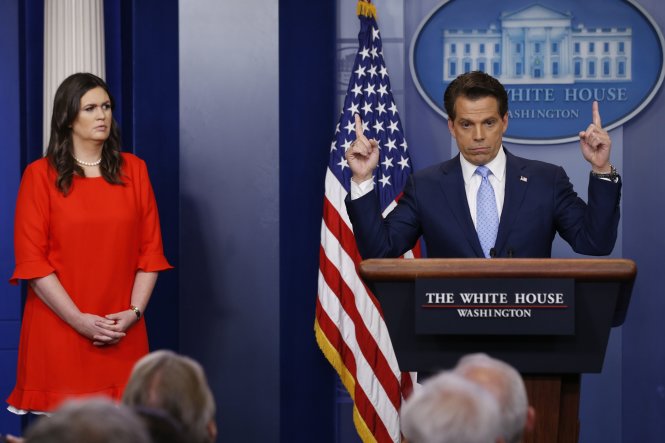 Tân giám đốc truyền thông Nhà Trắng Anthony Scaramucci (phải) và Thư ký báo chí Nhà Trắng Sarah Sanders trong cuộc họp báo ngày 21-7 (giờ Mỹ) - Ảnh: Reuters