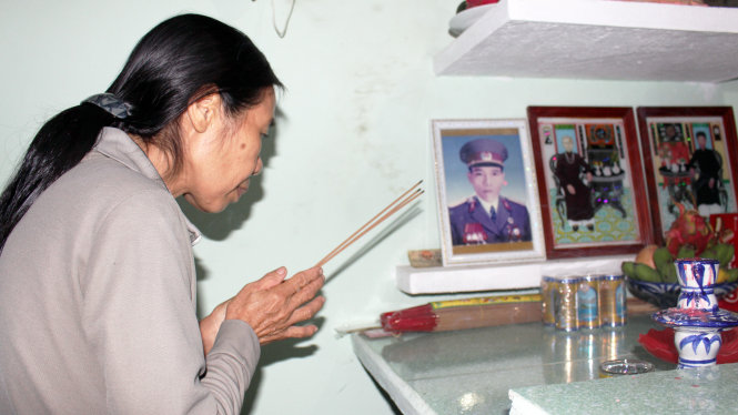 Bà Yến hằng ngày thắp nhang lên bàn thờ cha mình là liệt sĩ Trần Thái - Ảnh: ĐOÀN NHẠN