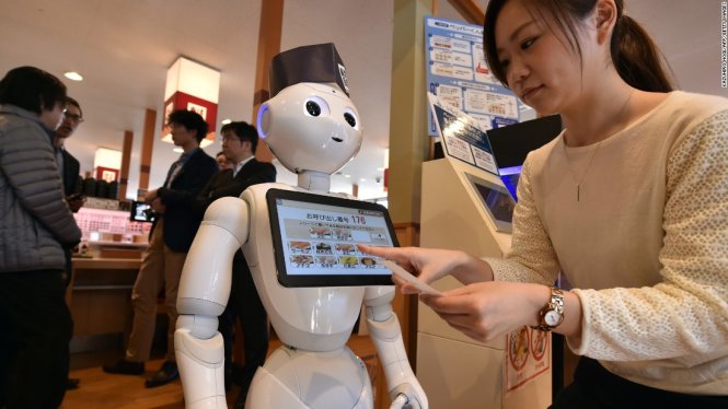 Robot phục vụ nhà hàng - Robot hình người có tên Pepper đã đảm nhiệm công việc thay cho một nhân viên phục vụ tại chuỗi nhà hàng sushi Hamazushi ở Nhật. Nó sắp xếp chỗ ngồi cho khách, dẫn khách tới bàn và mời khách chọn món với bảng thực đơn điện tử đặt trên ngực - Ảnh: CNN