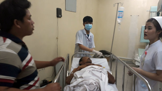 Thuyền viên Nguyễn Văn Cường của  tàu cá BĐ 31153 TS  đang được cấp cứu tại bệnh viện Chợ Rẫy. Anh Cường bị trúng đạn ở đùi bụng và sau lưng - Ảnh: TIẾN LONG