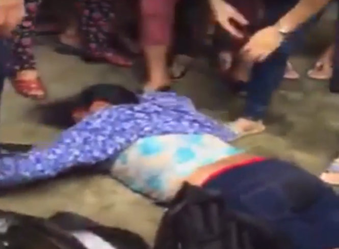 Người phụ nữ bị nghi bắt cóc trẻ em bị đám đông đánh gục trên đường -
 Ảnh cắt từ clip