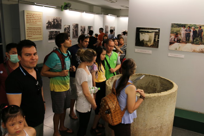 Rất đông du khách đến Bảo tàng Chứng tích chiến tranh TP.HCM - Ảnh: THÁI LỘC