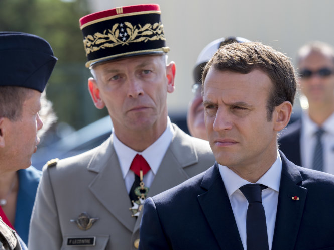 Tổng thống Pháp Emmanuel Macron (phải) và tân tổng tham mưu trưởng Francois Lecointre - Ảnh: AFP