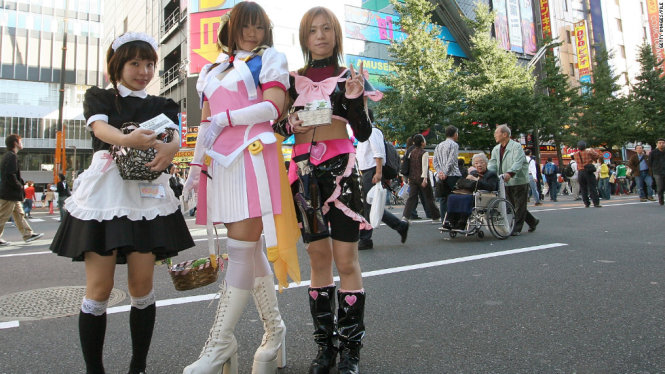 Thời trang tương lai - Khi đi trên đường phố Akihabara của Tokyo, người ta có thể trông thấy những người ăn vận theo kiểu thời trang của thế kỷ 22 như thế này - Ảnh: CNN