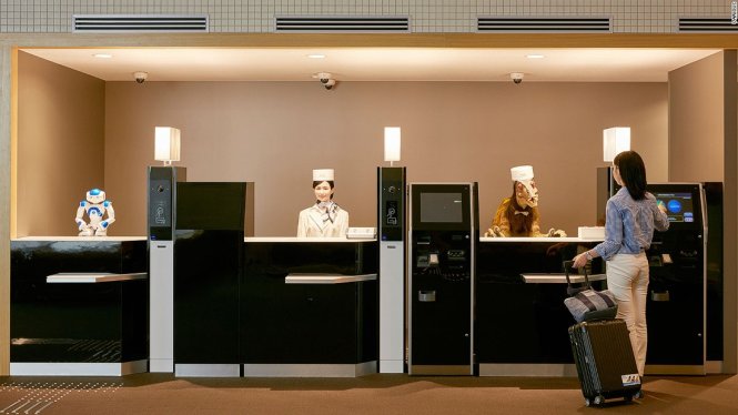 Khách sạn robot - Ở khách sạn 5 sao Henn-na tại tỉnh Nagasaki, các robot hình người sẽ chào đón khách hàng bằng tiếng Nhật, trong khi những khách nói tiếng Anh sẽ được một robot hình khủng long tiếp đón - Ảnh: CNN