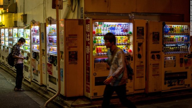 Máy bán hàng tự động - Ở Nhật người ta có thể mua rất nhiều thứ, từ bia cho tới pin, mồi câu cá… từ các máy bán hàng tự động. Nhiều nhà hàng còn dùng máy này thay cho hệ thống đặt chỗ và đặt món - Ảnh: CNN