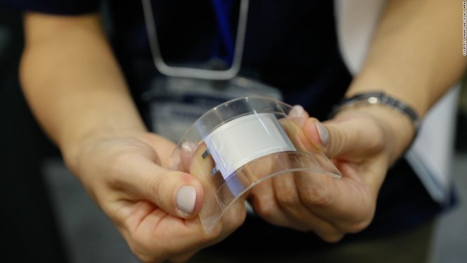 Pin có thể bẻ cong - Trong tương lai loại pin lithium ion có thể bẻ cong này sẽ được dùng trong các sản phẩm như quần áo và đồng hồ thông minh. Nó có thể bị bẻ cong tới 25 độ mà không gây ảnh hưởng tới chất lượng pin - Ảnh: CNN