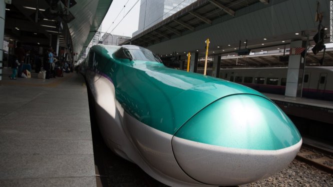 Tàu cao tốc - Tàu cao tốc của Nhật Bản thường được ví như một sản phẩm của phim Star Wars bởi kiểu dáng và tốc độ của nó. Mạng lưới tàu cao tốc Shinkansen của Nhật bao phủ 2.740 km hành trình và có thể đạt tới tốc độ 320 km/h - Ảnh: CNN