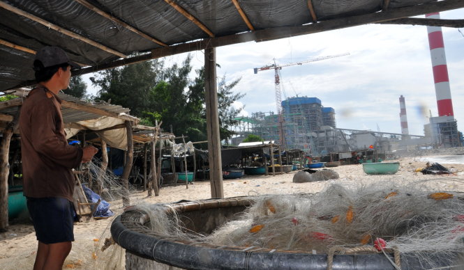 Ngư dân sinh sống và làm nghề bên cạnh cụm Nhà máy nhiệt điện 
Vĩnh Tân - Ảnh: Đông Hà